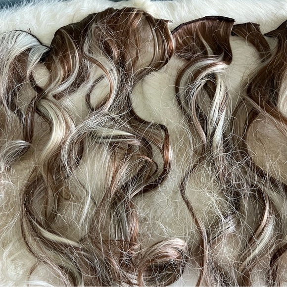 Clip On 23” Hair Extensions - Picture 3 of 6